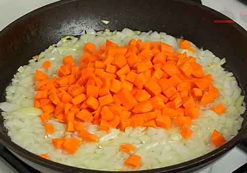 обжарка лука с морковкой 