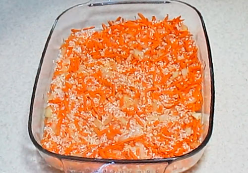 рис перемешанный с морковью и луком