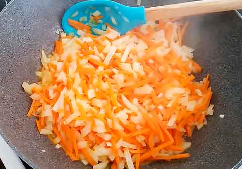 обжаривание лука с морковью 