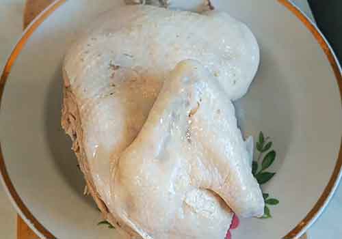 вареная курица в тарелке