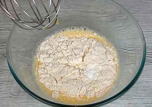 Заливной пирог с курицей и грибами под сыром в духовке