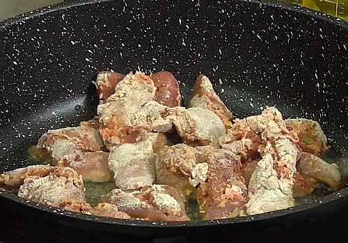 Салат с куриной печенью и солеными огурцами