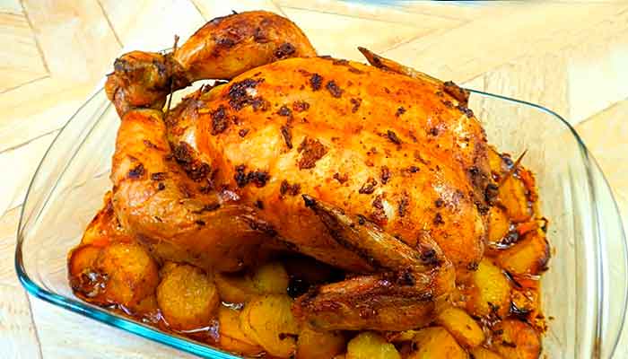 Целая курица в духовке с маслом под кожей и жареная целая курица в масле, запеченная с печеным картофелем