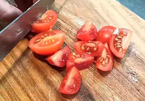 перерезаем помидоры пополам