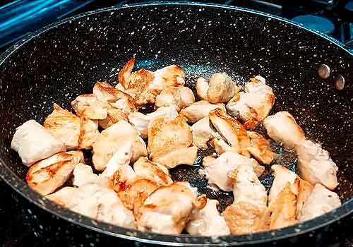 Курица с грибами на сковороде со сливками и сыром