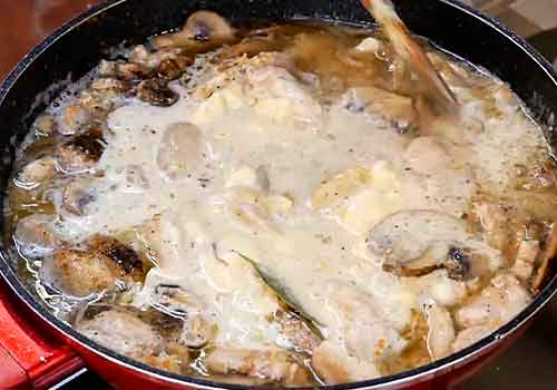 Курица с грибами на сковороде со сливками и сыром