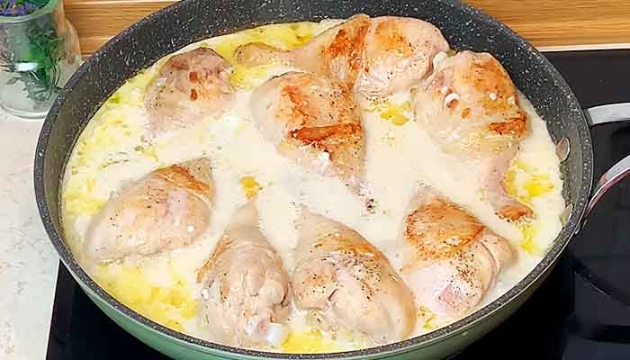 Курица с грибами в сметанном соусе с сыром на сковороде