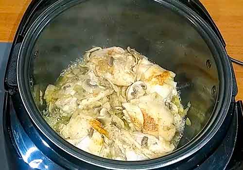Курица с грибами в мультиварке Redmond со сметаной