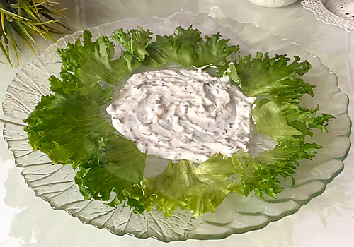 Салат с курицей и грецкими орехами с сыром