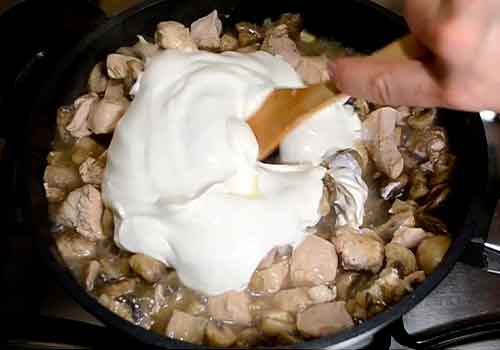 Курица с грибами в сметанном соусе с сыром на сковороде