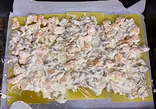 Лазанья с курицей и грибами с соусом бешамель и сыром