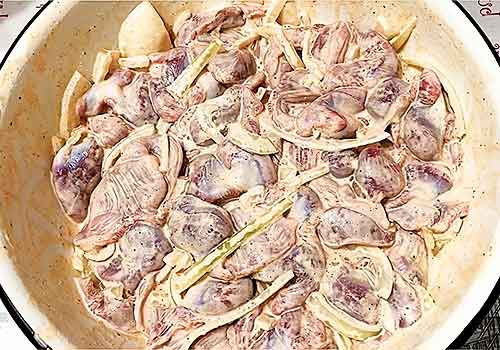 Шашлык из куриных желудков на мангале с луком