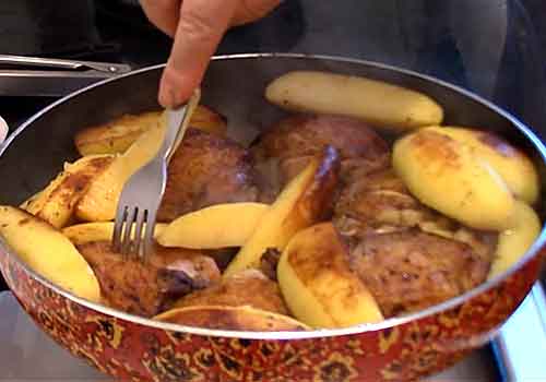Курица с картошкой на сковороде жареная и тушеная