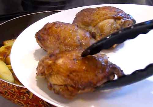 Курица с картошкой на сковороде жареная и тушеная