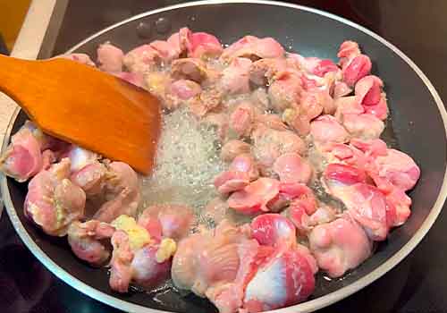 Куриные желудки на сковороде с луком