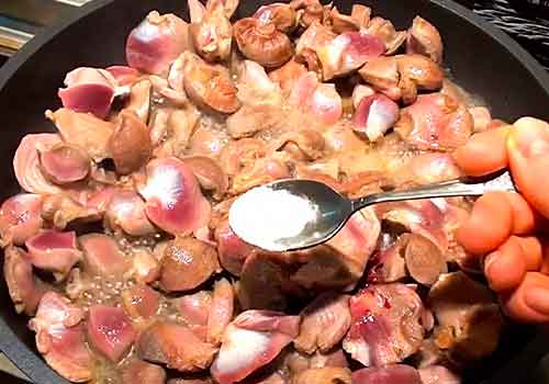 Куриные желудки на сковороде с луком
