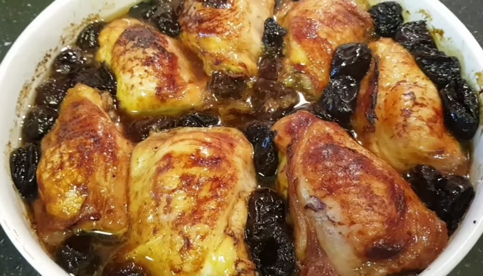 Курица с черносливом и сыром в духовке