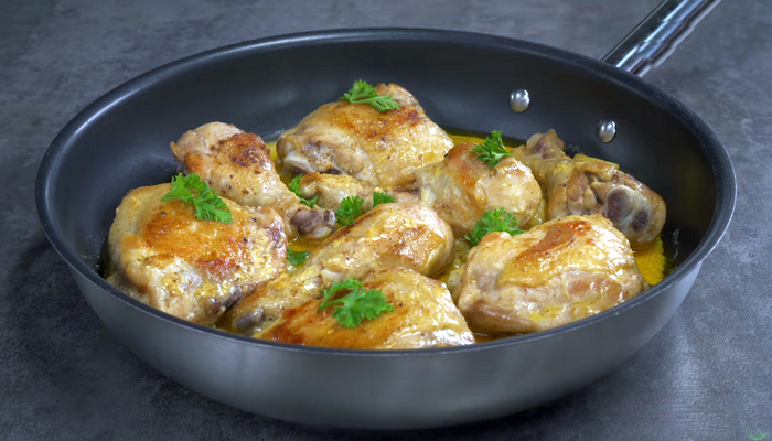 Курица в сметанном соусе на сковороде - пошаговый рецепт с фото на Готовим дома | Resep
