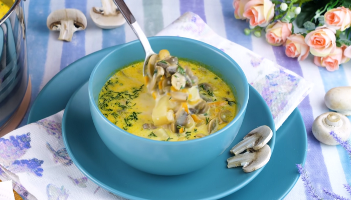 Суп с плавленым сыром, курицей и грибами