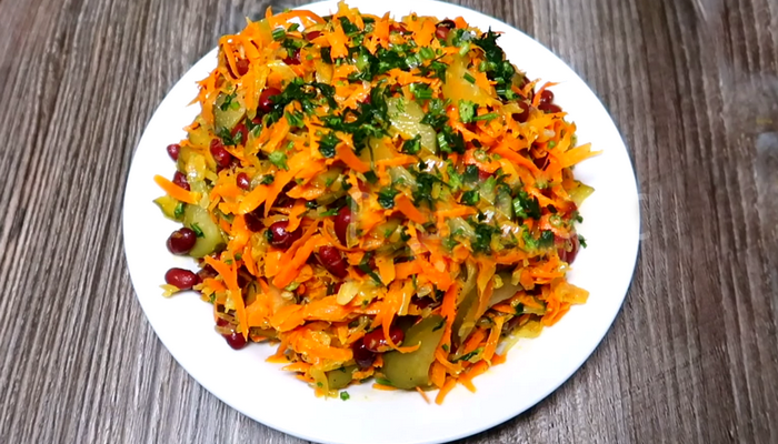 Простой и вкусный салат с курицей, фасолью и сухариками | Пикабу