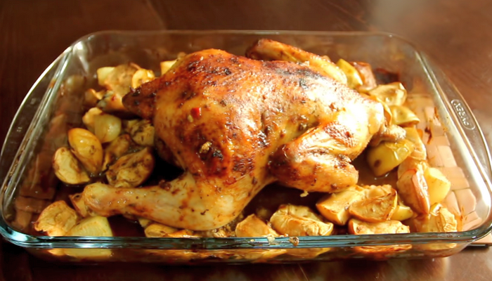 Курица с яблоками и картошкой в духовке - 7 пошаговых фото в рецепте