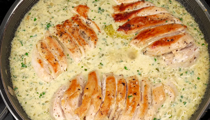 Курица в сметанном соусе на сковороде с чесноком