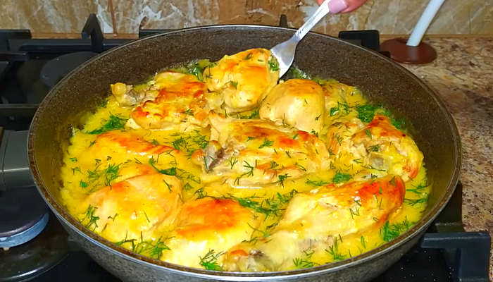 Курица в сметанном соусе на сковороде с чесноком