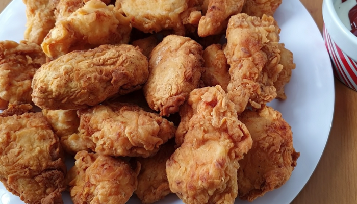Как приготовить куриные наггетсы как в KFC в домашних условиях (стрипсы в чипсах)