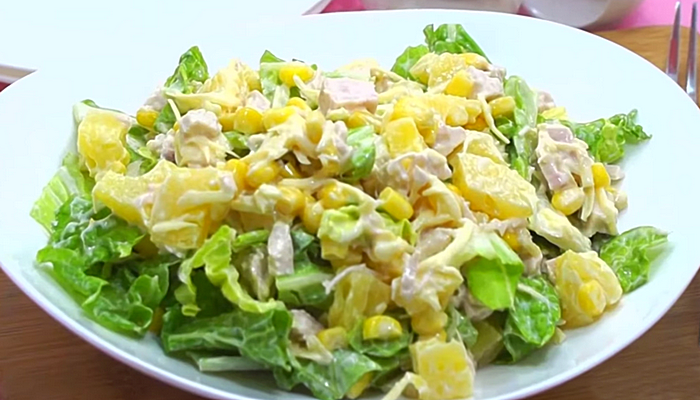 Яркий салат с куриной грудкой и пекинской капустой: готовим вкусно и полезно