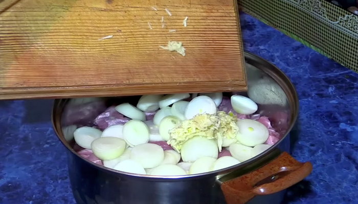Шашлык из курицы на мангале в луковом маринаде