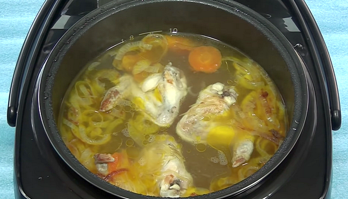 Куриный суп в мультиварке с овощами