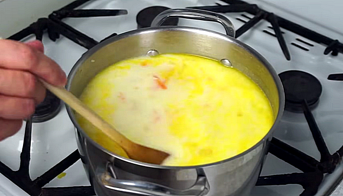 Сырный суп с курицей и плавленым сыром с грибами