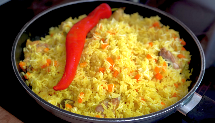 Рис с мясом на сковороде